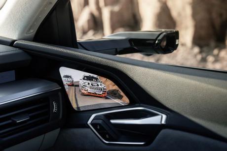 OLED-display bruges som virtuelt sidespejl i ny Audi elbil