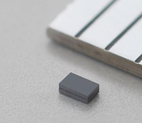 Ultrakompakt 32.768 kHz MEMS resonator