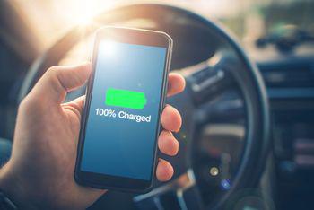 Flere mobiltelefoner i bilen kan oplades trådløst på én gang