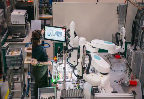 Danfoss automatiserer montageopgaver med tre toarmede cobots