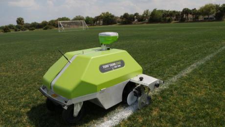 Dansk producent af robotter til sportsanlæg fordobler antallet af solgte enheder