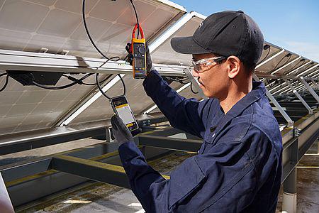 Clamp-metre til solcelle-installationer med CAT III/1500 V sikkerhedsrating