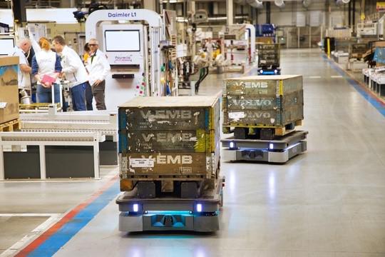 Ny flåde af MiR-robotter øger logistikproduktiviteten hos autoleverandøren FORVIA