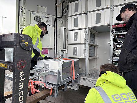 Solcelledistributør introducerer batterier til stabilisering af elnettet
