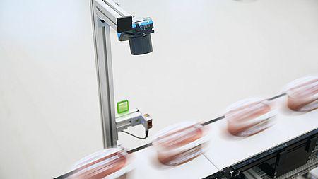 Out-of-box AI-kvalitetskontrol til højhastighedsproduktion