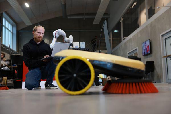 Unik dansk robot-fejemaskine fjerner ukrudt