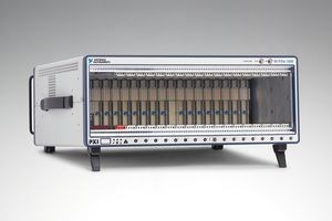 PXI Express chassis med hybrid slots