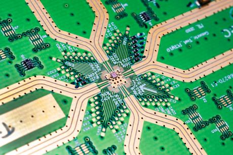 Banebrydende 79 GHz radar-transmitter på én CMOS-baseret chip