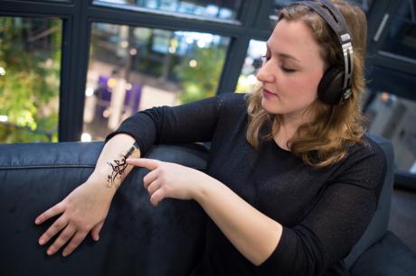 Fleksible sensorer påføres huden