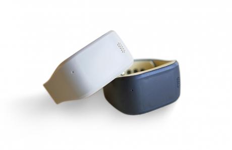 Unik 'smart' armbånd til ældre er nu i produktion