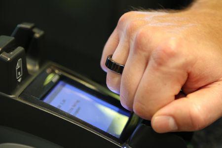Fingerring med NFC-baseret betalingsfaciliteter