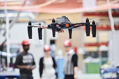 Dronerne flyver ind i produktionshallen